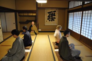 5勝胤寺のご住職に座禅のご指導をいただきます