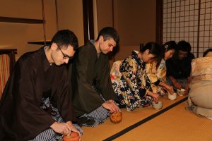 7お茶とお菓子をいただきます